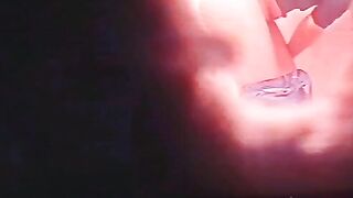 Ragazza piscia in piedi nel bagno della stazione