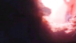 Ragazza piscia in piedi nel bagno della stazione