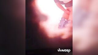 Ragazza piscia in piedi nel bagno della stazione