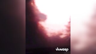 Ragazza piscia in piedi nel bagno della stazione