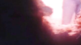 Ragazza piscia in piedi nel bagno della stazione