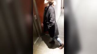 3 ZOCCOLE SUCCHIANO UN PISELLO IN ASCENSORE