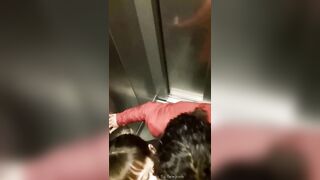 3 ZOCCOLE SUCCHIANO UN PISELLO IN ASCENSORE