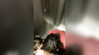 3 ZOCCOLE SUCCHIANO UN PISELLO IN ASCENSORE