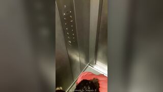 3 ZOCCOLE SUCCHIANO UN PISELLO IN ASCENSORE