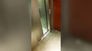 3 ZOCCOLE SUCCHIANO UN PISELLO IN ASCENSORE