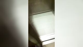 3 ZOCCOLE SUCCHIANO UN PISELLO IN ASCENSORE