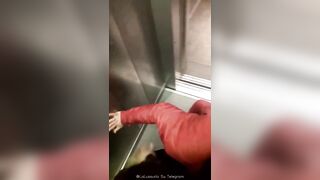 3 ZOCCOLE SUCCHIANO UN PISELLO IN ASCENSORE