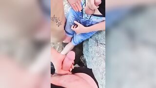 Camgirl italiana fa una diretta sulla spiaggia nudista
