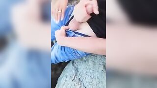 Camgirl italiana fa una diretta sulla spiaggia nudista