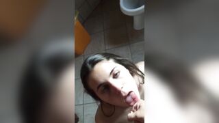 Coppietta troia scopa in bagno pubblico