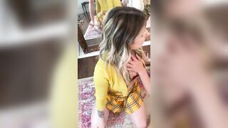 Zoccola bionda si fa schizzare in faccia...