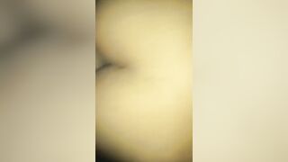 La sua zoccola lo prende in culo e poi in bocca