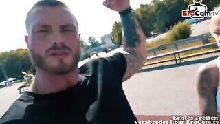 La biondina tatuata è assatanata