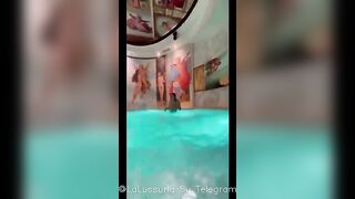 TROIE SI FANNO IDROMASSAGGIO CON IL LORO SUGARDADDY