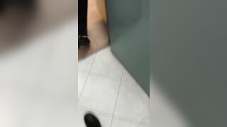 Puttana Culona Rumena Cameriera Se lo Vuole far Sbattere a Novanta Durante servizio