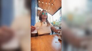 Al bar senza reggiseno con le tette scoperte