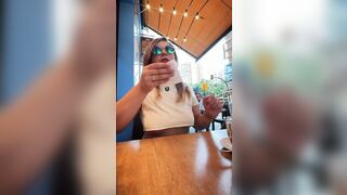 Al bar senza reggiseno con le tette scoperte