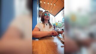 Al bar senza reggiseno con le tette scoperte