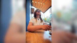 Al bar senza reggiseno con le tette scoperte