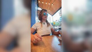 Al bar senza reggiseno con le tette scoperte