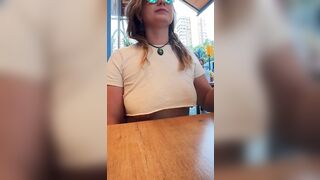 Al bar senza reggiseno con le tette scoperte