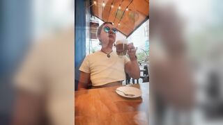 Al bar senza reggiseno con le tette scoperte