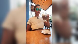 Al bar senza reggiseno con le tette scoperte