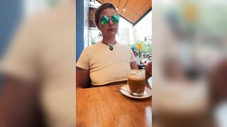 Al bar senza reggiseno con le tette scoperte