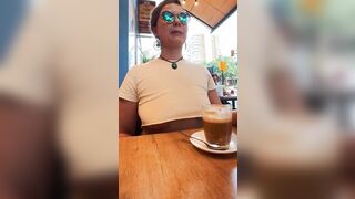 Al bar senza reggiseno con le tette scoperte