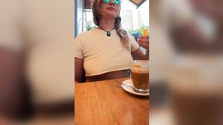 Al bar senza reggiseno con le tette scoperte