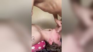 Anteprima del video: TEEN SCOPATA IN BOCCA VIOLENTEMENTE