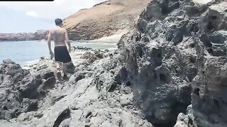 Gita fuori porta e pompino a sorpresa sugli scogli