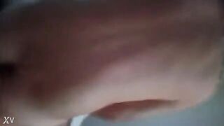 LETIZIA MI RIPRENDE MENTRE MI SCOPA