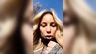 BELLA BIONDA DA UNA LIVE E SBOCCHINA UNO A CASO