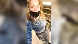 BELLA BIONDA DA UNA LIVE E SBOCCHINA UNO A CASO