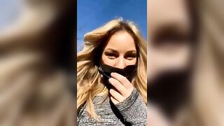 BELLA BIONDA DA UNA LIVE E SBOCCHINA UNO A CASO