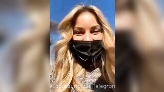 BELLA BIONDA DA UNA LIVE E SBOCCHINA UNO A CASO