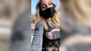 BELLA BIONDA DA UNA LIVE E SBOCCHINA UNO A CASO