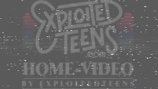 Questa bionda diciottenne inala un grosso cazzo