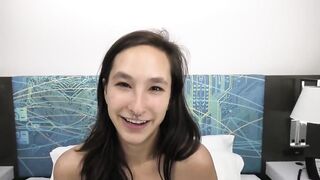 Questa bionda diciottenne inala un grosso cazzo