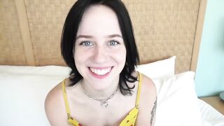 Questa bionda diciottenne inala un grosso cazzo