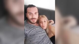 Coppietta fa una live per i fan