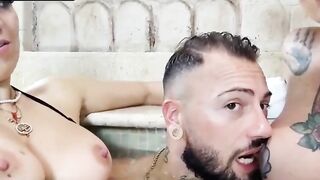 In diretta dalla SPA con due puttane