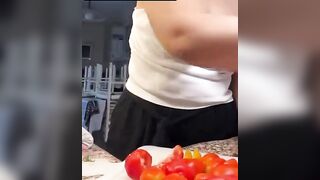 Affetta i POMODORI con le tettone all'aria