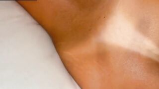 Segone coi piedi e tanta sborra per il suo culo