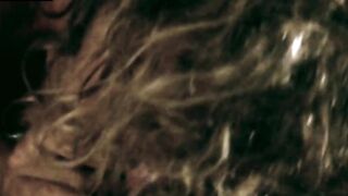 La vecchia troia succhia avida la minchia