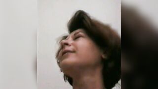 Ludovica, signora matura romana gode alla pecorina sul tavolo