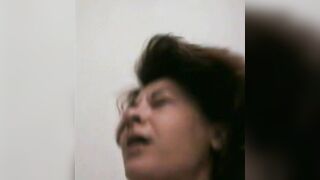 Ludovica, signora matura romana gode alla pecorina sul tavolo