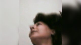 Ludovica, signora matura romana gode alla pecorina sul tavolo